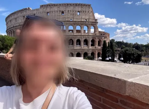 Lara, 38
